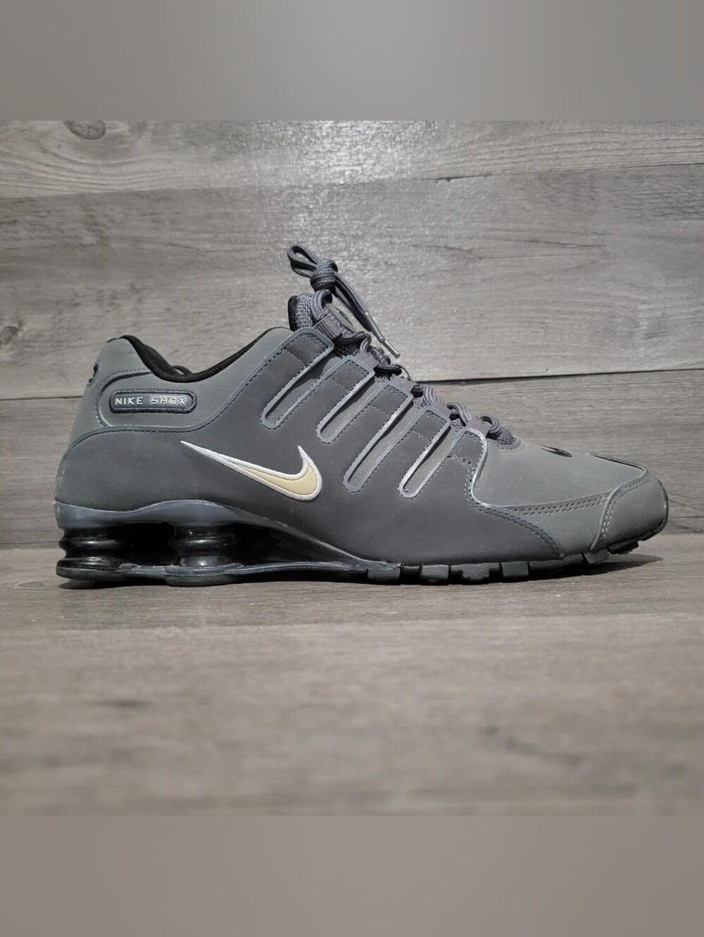 Nike Shoz NZ Dark Grey Iron Ore Mens Size 10 Shoes 378341-059